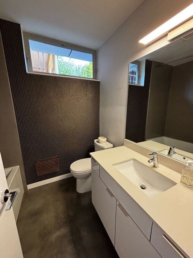 Building Photo - Modern Tri-Story in the heart of Capitol Hill