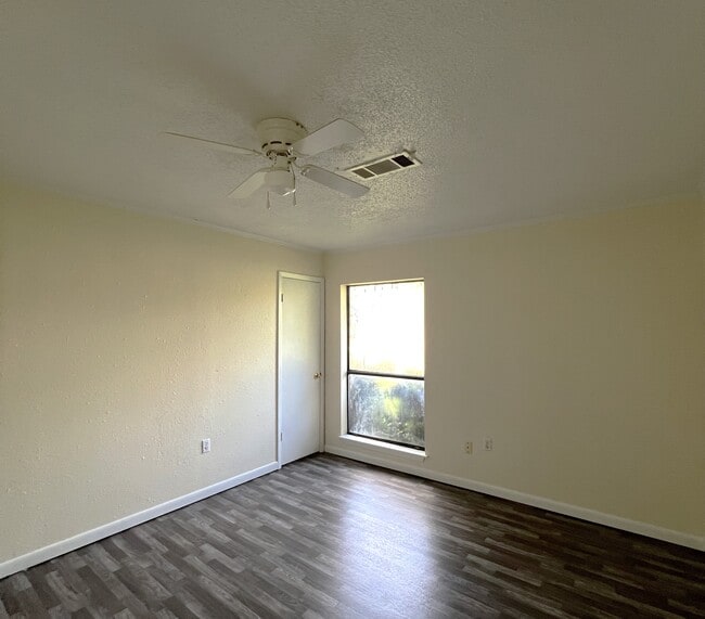 Building Photo - 1043 Westwood Dr