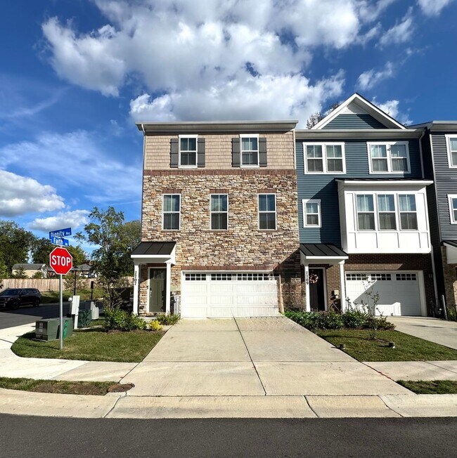 Building Photo - Stunning 3 BR/2 Full BA & 2 Half BA Townho...