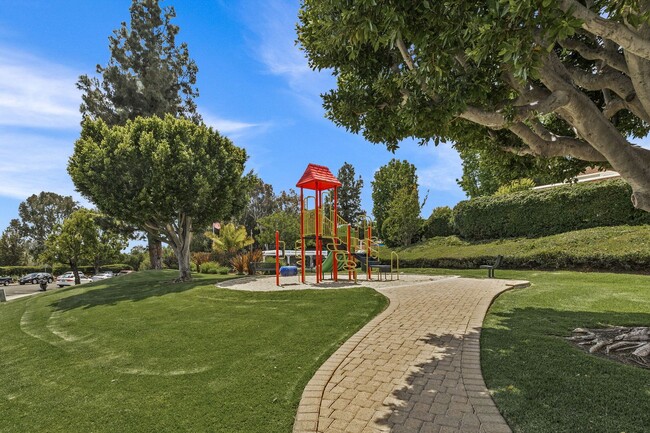 Building Photo - Beautiful Townhome in Mission Viejo