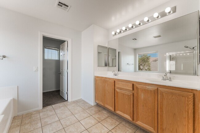 Building Photo - You're going to love this 4 bedroom 2.5 bath! Looks and Feels Brand New!