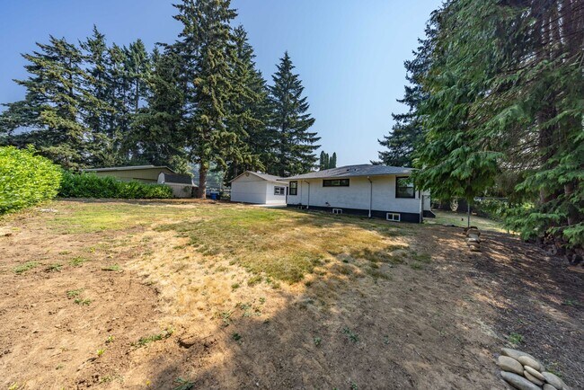Building Photo - 2 bedr + Bonus Room / Large yard and garage.