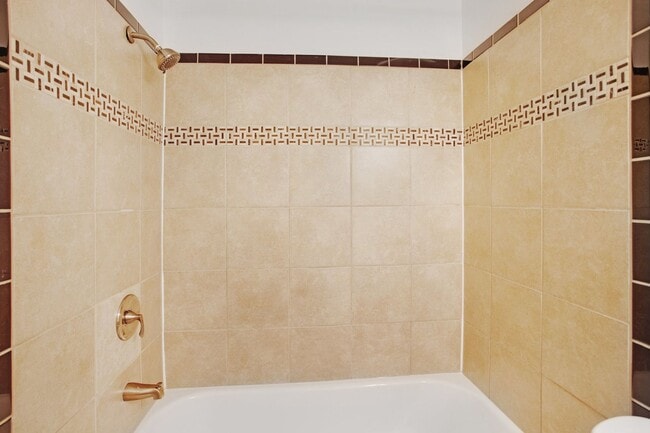 Building Photo - Renovated 4BR/3.5BA Townhome in Stafford –...