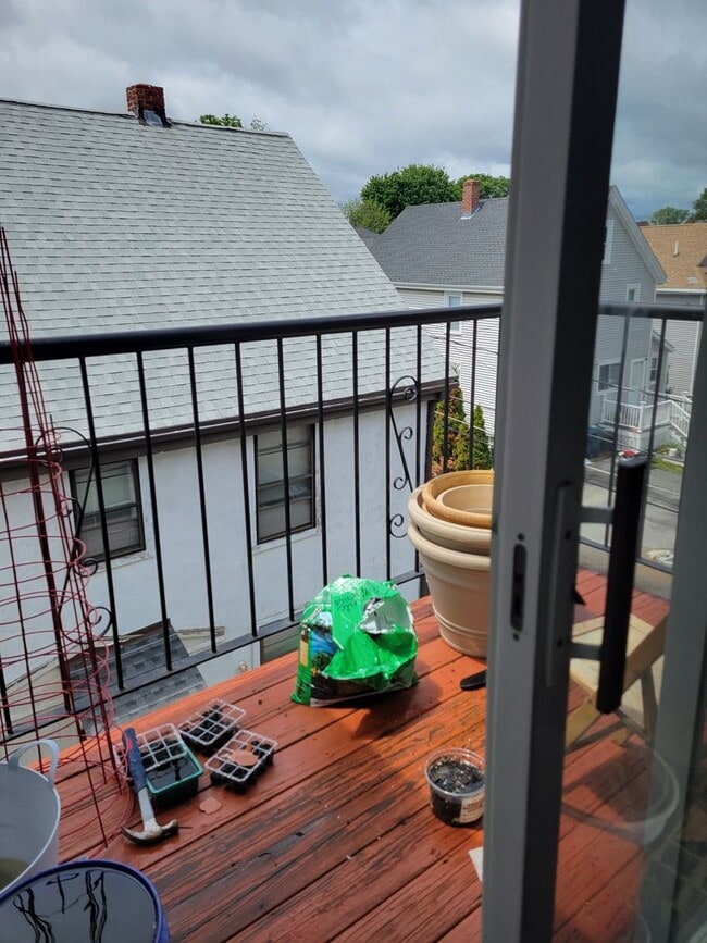 Building Photo - 2Br/1Bth, ready to move in, Great Locaton. Laundry in building