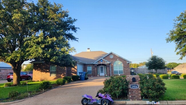 Building Photo - 1024 Heatherwood