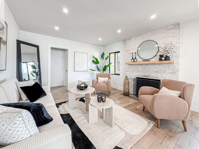 Building Photo - Upgraded 3+2 w/pool, gourmet kitchen + family room!