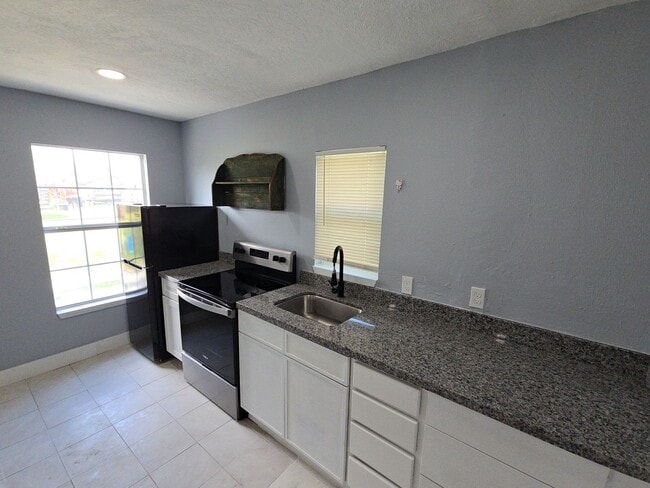 Building Photo - 9010 Linda Vista Rd