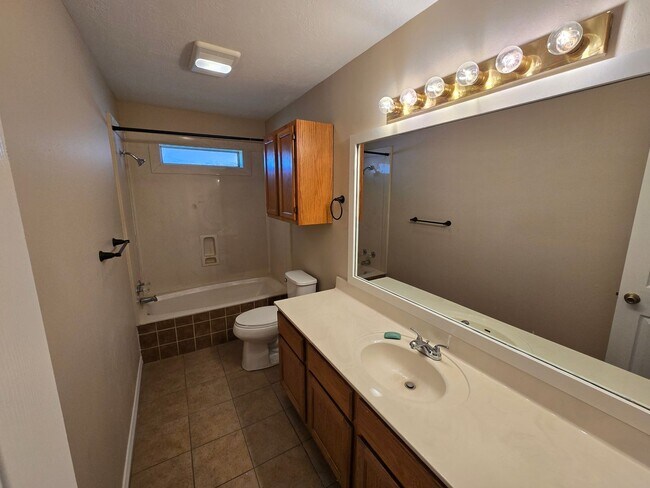 Building Photo - Bryan - 3 Bedroom - 2 Bath home with garag...