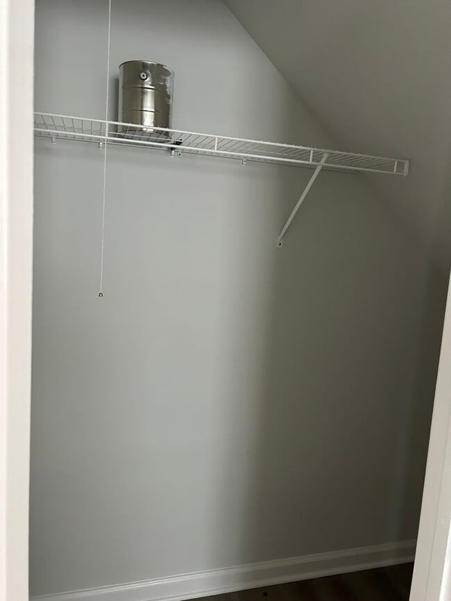 Building Photo - Like new 3 bedroom 2.5 bath townhouse