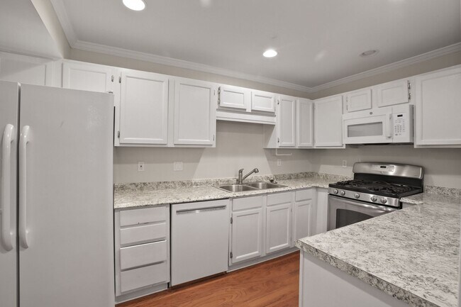 Building Photo - Charming 2-Bedroom, 2-Bathroom Rental with...