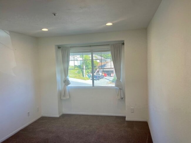 Building Photo - Great Escondido Rental