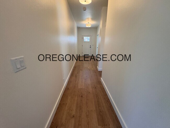 Building Photo - Gorgeous New Construction in Brand New Veneta Subdivision