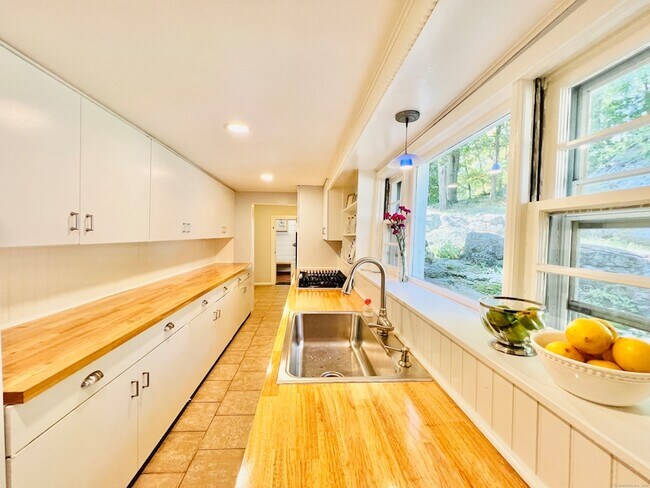 Building Photo - 301 Haviland Rd