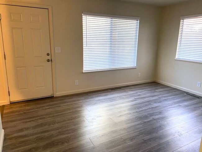 Building Photo - Reno Duplex - Garage, Dishwasher, Washer/Dryer, Central A/C