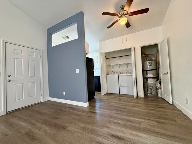 Building Photo - Light and Bright Henderson condo