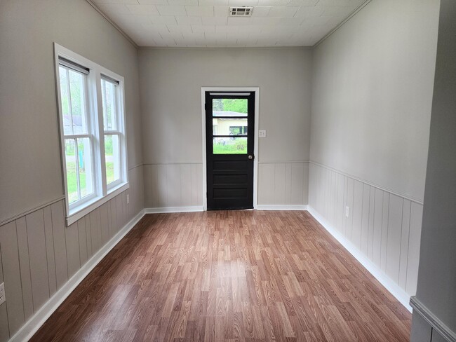 Building Photo - 131 Anne St