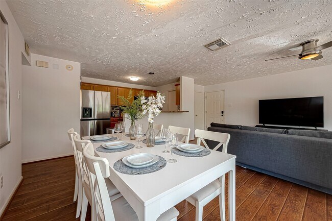 Building Photo - 8051 Bay Branch Dr