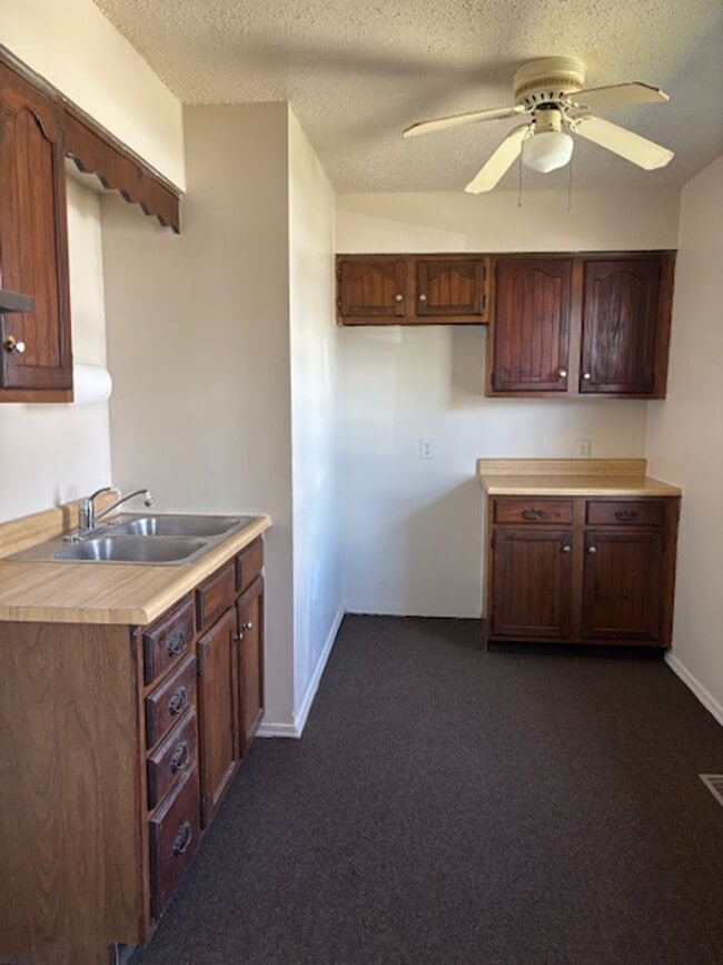 Building Photo - 701 703-703 E Oregon St