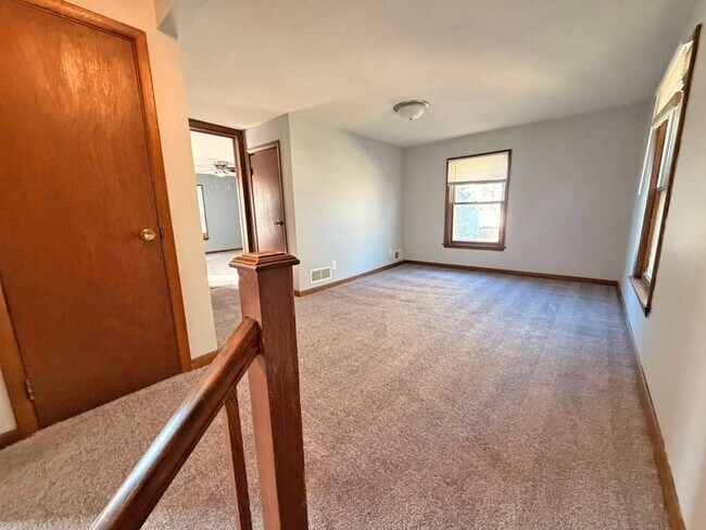 Building Photo - 2130 S Riverside Dr
