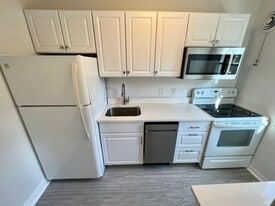 Building Photo - 5 E Glebe Rd