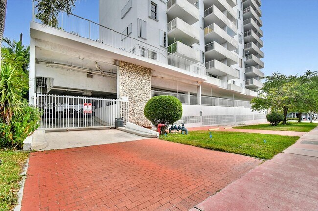 Building Photo - 1331 Lincoln Rd