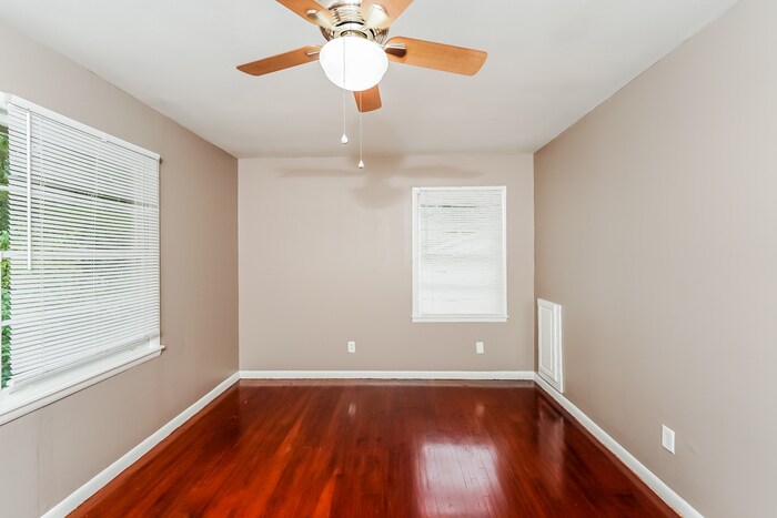 Building Photo - 825 Park Dr