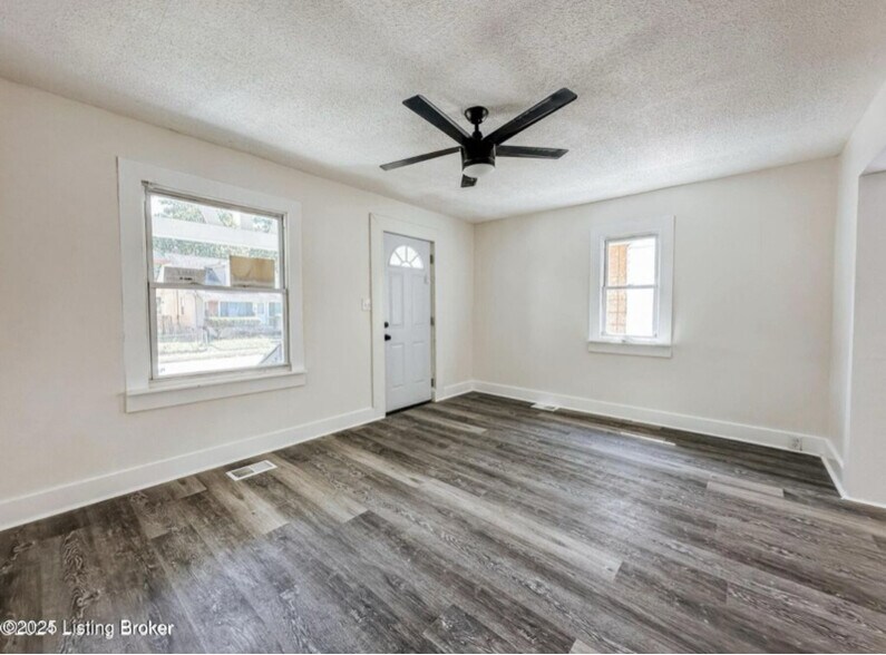 Building Photo - 3107 Greenwood Ave