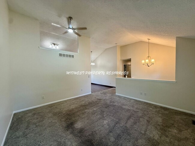 Building Photo - 719 S Park Dr