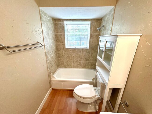 Building Photo - MOVE IN SPECIAL Upstairs Condo with Premium Amenities & Hardwood Floors!