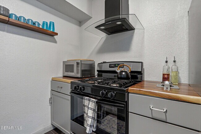 Building Photo - 5912 Delta Dr