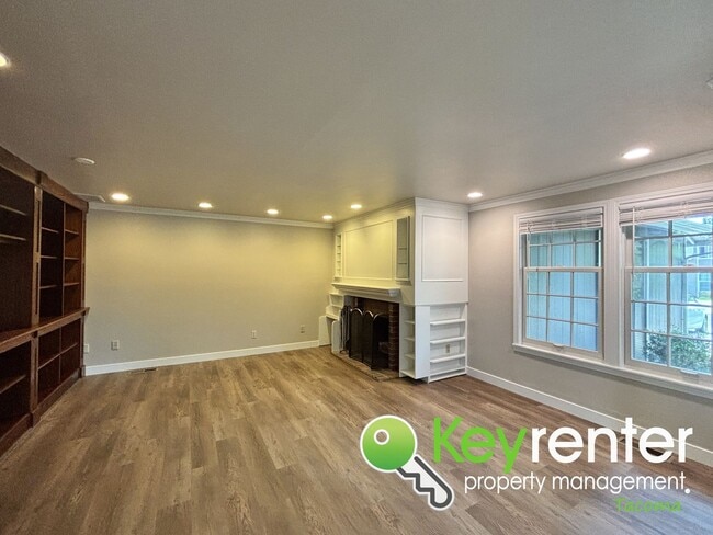 Building Photo - Stylishly Updated Lakewood Home in Seclude...