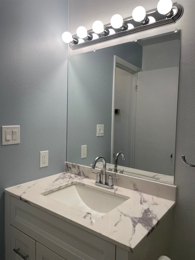 Building Photo - 480 S 200 W