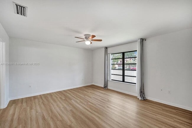 Building Photo - 9540 Sevilla Ln