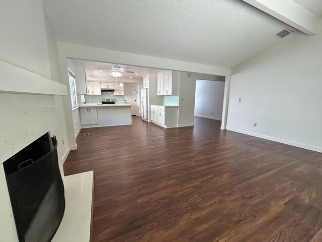 Building Photo - Updated 4-Bedroom Single-Story Home in Con...