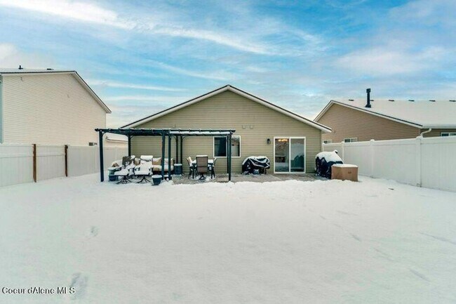 Building Photo - 3-Bedroom Home in The Landings – Fully Fenced Yard & 2-Car Garage