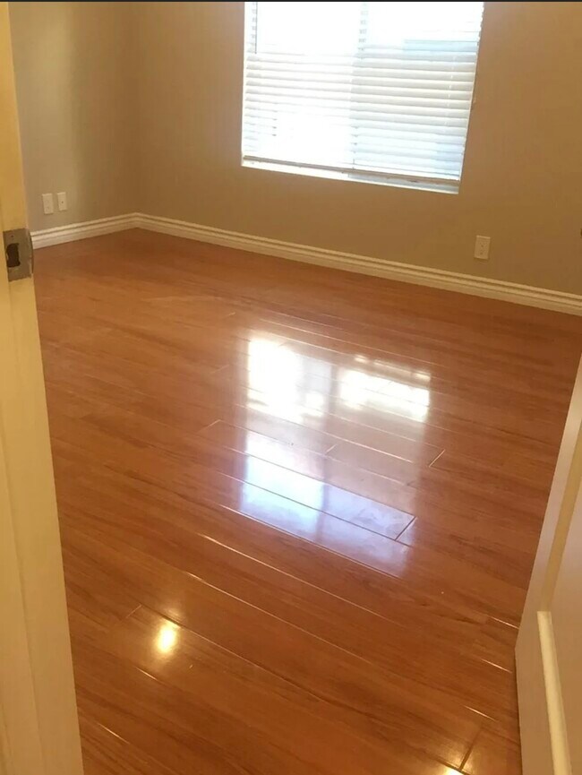 Building Photo - 2915 Montrose Ave