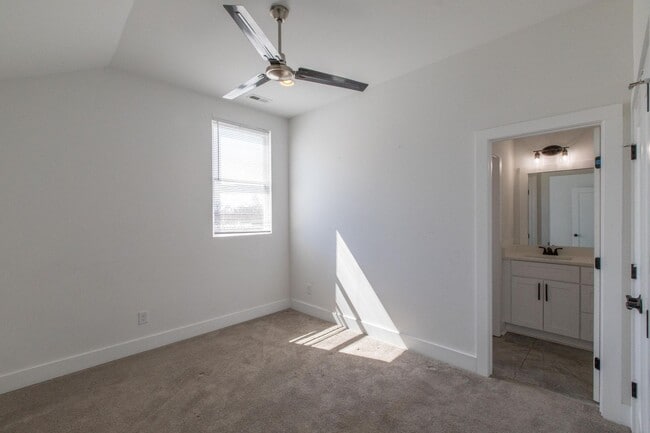 Building Photo - 3 Bed 2.5 Bath Single-Family Urban Home