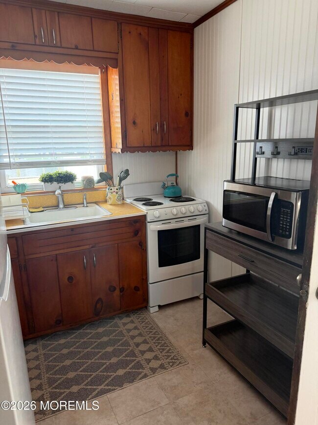 Building Photo - 410 8th Ave