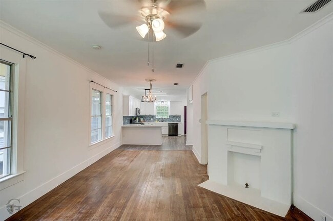 Building Photo - 859 Linden St