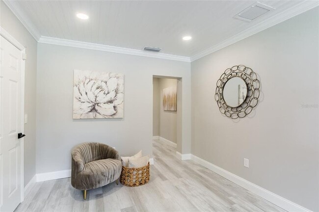 Master suite hallway to walk in closet and bathroom - 1918 E Shadowlawn Ave