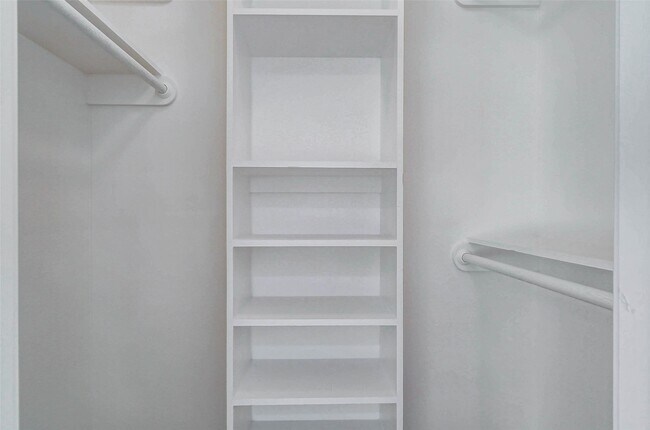 Building Photo - 10303 Chevy Chase Dr