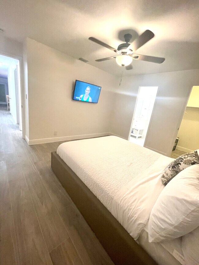 Building Photo - 7911 SW 10th St