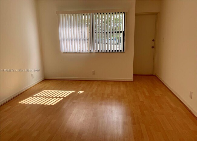 Building Photo - 200 Lakeview Dr