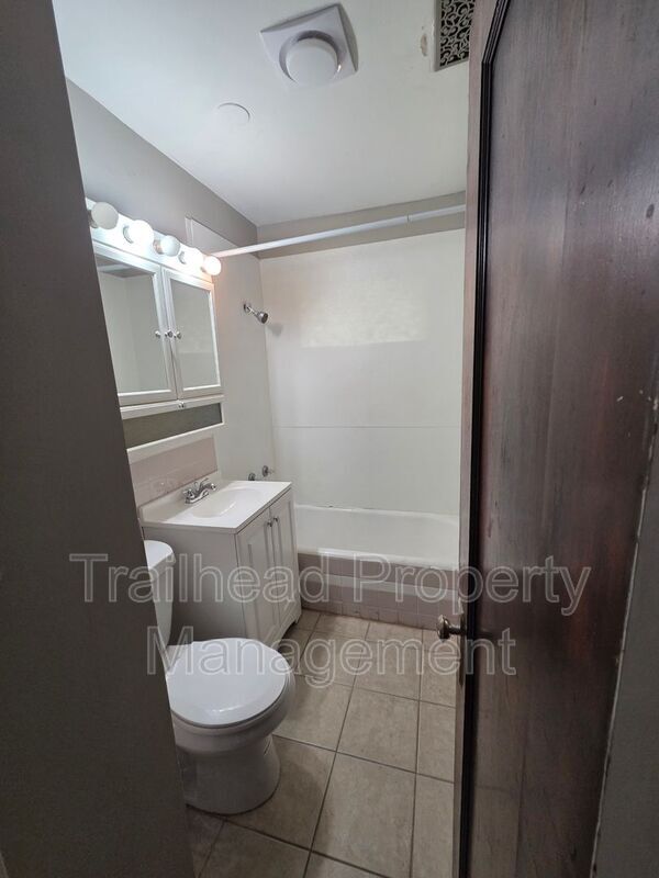 Building Photo - 1807 W 41st St