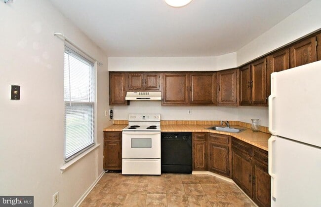 Building Photo - 592 Wrensong Rd