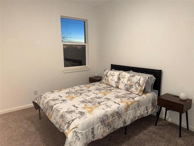 Building Photo - 573 S Fretz Ave