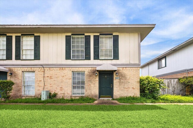 Building Photo - 1916 Upland Dr