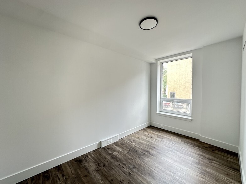 Building Photo - 941 W Carmen Ave
