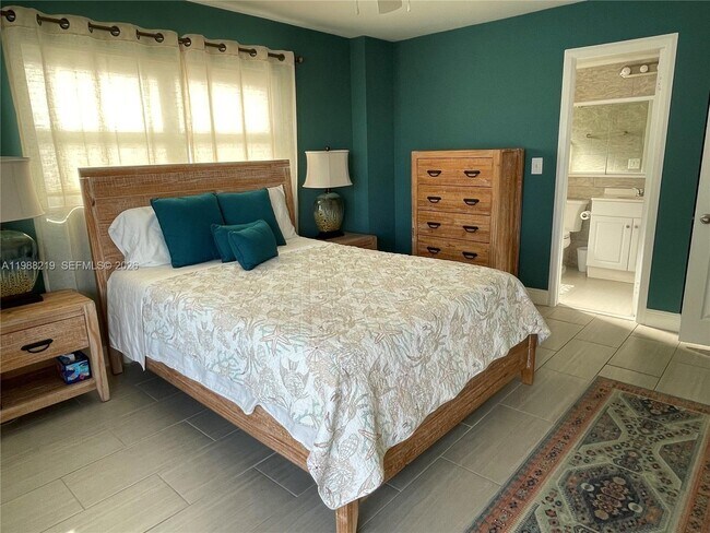 Building Photo - 400 Golden Isles Dr