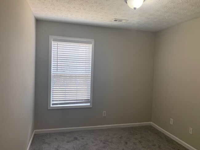 Building Photo - CHARMING 3 BEDROOM 2.5 BATH IN ELLENWOOD, GA!